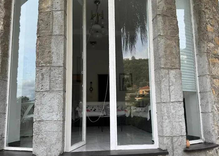 The Castle - In Con Splendido Giardino Lägenhet *